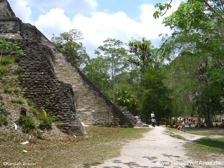 An einer Pyramide