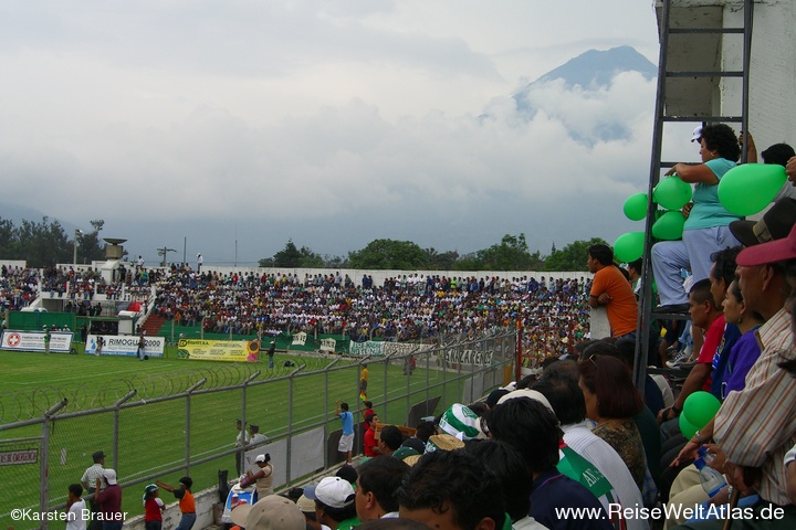 Berg überm Stadion