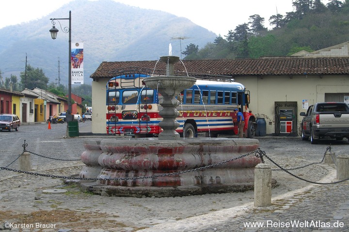 Brunnen vor Bus