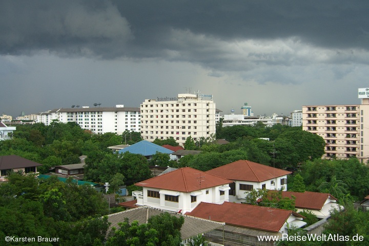 Dunkle Wolken ueber Bangkok