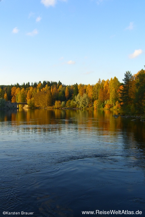 Farbspiel am Fluss