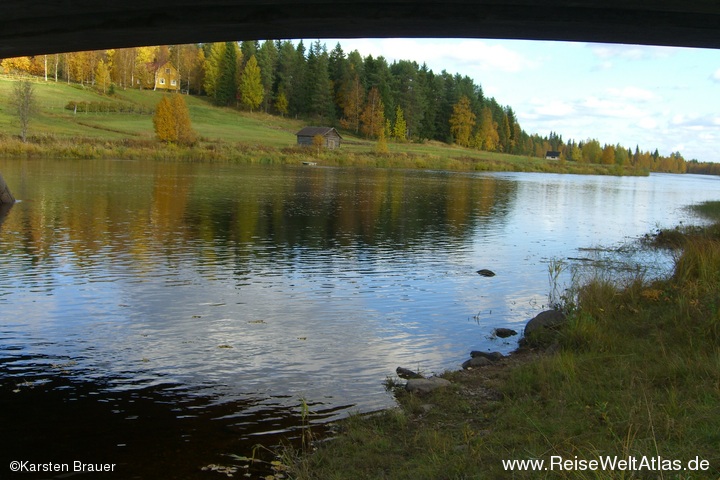 Hinter der Brücke