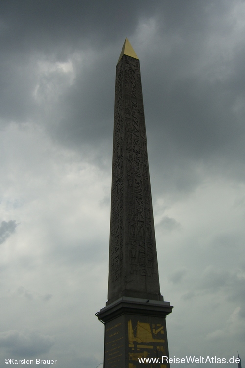 Obelisk zeigt in die Wolken