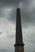 Obelisk zeigt in die Wolken