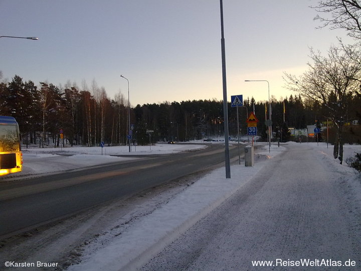 Straße und Fußweg