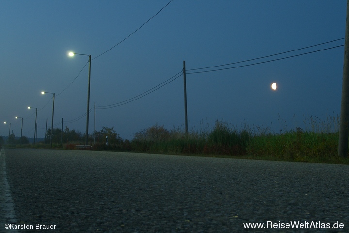 Straße und Mond