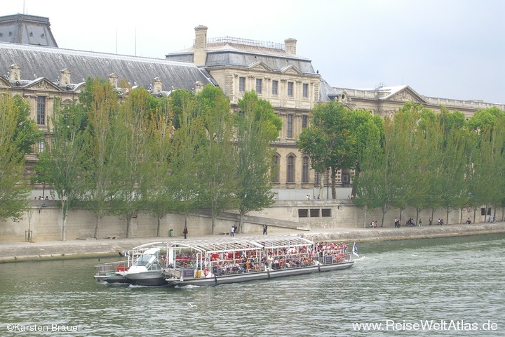 Touristenbomber auf der Seine