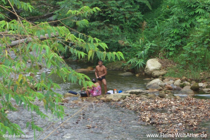 Waschtag am Fluss