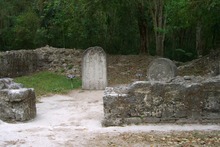 Stele und Altar