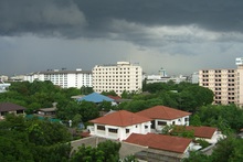 Dunkle Wolken ueber Bangkok