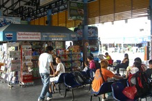 Warten am Busbahnhof